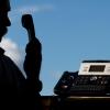 Zusammen mit der Polizei überführte ein Mann die Telefonbetrüger. (Symbolbild)
