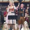 Das Straßenweinfest ist eröffnet (von links): Oberbürgermeister Stefan Güntner klatscht Beifall, während Weinprinzessin Emilie I. und Sven Steinberger und Kevin Klein von der Jugendvereinigung Storchenbrünnle ihr Glas zum Auftakt heben.