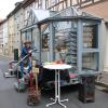 Reinhilde Knaier mit dem wohl außergewöhnlichsten Marktstand: Ihr Mann - ein Bastler - montierte kurzerhand einen Wintergarten auf einen Trailer. "Da bleibe ich auch bei Regen trocken", sagt sie.