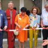 Um den Eintritt zur Grundschule in Gaukönigshofen freizugeben, griffen (von links) Johannes Menth, Kerstin Hellert,  Kerstin Stiller und Heribert Neckermann zur Schere. Pfarrer Klaus König (zweiter von links) gab dem Gebäude den kirchlichen Segen.
