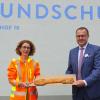 Rektorin Kerstin Stiller nahm von Bürgermeister Johannes Menth den symbolischen Schlüssel für das rundum erneuerte und modernst ausgestattete
Gaukönigshöfer Schulhaus entgegen. Rektorin Kerstin Stiller nahm von Bürgermeister Johannes Menth den symbolischen Schlüssel für das rundum erneuerte und modernst ausgestattete
Gaukönigshöfer Schulhaus entgegen.