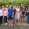 Auf dem Foto: Ehemalige Schülerinnen und Schüler sowie  (ganz links) Ilse Gebhardt-Gögercin, ehemalige Lehrerin; (8. von links) Hilde Stübler-Vittmann, ehemalige Lehrerin; (7. von rechts) Annette Günther, Lehrerin; (3. von rechts) Johanna Bonengel, ehemalige Schulleiterin; (2. von rechts) Martina Wilm-Kiese, Vorsitzende Förderverein und ganz rechts Monika Joachim, stellvertretende Schulleitung.