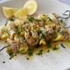Fischstückchen und gefaltete Zitronenscheibchen werden abwechselnd aufgespießt, mit Knoblauchöl eingepinselt und gegrillt - fertig ist das Urlaubsfeeling.