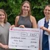Jessica Weisenberger (links) überreichte Pflegefachkraft Paula Kopperger und Oberärztin Dr  Katharina Neubert den Spendenerlös in Höhe von 550,- Euro vom Dorfflohmarkt in Leinach.