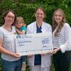 Gemeinsam mit ihrer Tochter – einst selbst Patientin der Station Panther – überreichte Daniela Heller (links) Oberärztin Dr. med. Katharina Neubert und Pflegefachkraft Sina Schiffmann eine Spende in Höhe von 250,- Euro. Gemeinsam mit ihrer Tochter – einst selbst Patientin der Station Panther – überreichte Daniela Heller (links) Oberärztin Dr. med. Katharina Neubert und Pflegefachkraft Sina Schiffmann eine Spende in Höhe von 250,- Euro.