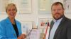 Markus Zahner (Servicestelle der Oskar-Patzelt-Stiftung) überreicht die Urkunde an Geschäftsführerin Anne Feulner.