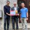 Bei der Übergabe der Spende (von links nach rechts): Andreas Mahler (Gebietsdirektor der Sparkasse Mainfranken,), OStD Hansgeorg Binsteiner (Schulleiter des Siebold-Gymnasiums Würzburg), StRef Dr. Johannes Kroiß