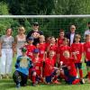 Die siegreiche Schülermannschaft aus Niederwerrn sowie Erwachsene von links: Tanja Hochrein, Schulleiterin GS Niederwerrn; Eva Limbach, Sportbeauftragte GS Niederwerrn; Christoph Paul, Trainer GS Niederwerrn; Frank Hagen, Schulrat; Jörn Betz, Obmann Fußball GS.