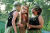 Der heimliche Star des Publikums im "Sommernachts-Traum(a)" war Alisa Schmidt (Mitte), die den schrägen Kobold Puck spielt. Hier im Disput mit den Dienerinnen der Titania, Elena Krause (links) und Lauren Gesell.