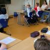 Schülerinnen und Schüler der M8 Mittelschule Poppenhausen im Gespräch mit MdB Markus Hümpfer