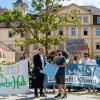555 Unterschriften für die Unterstützung des "Climate Hub" sind bei einer Petition innerhalb von nur fünf Tagen zusammengekommen. Sie wurden von Sebastian Radbruch (vorne rechts) vor der Sitzung des Stadtrats symbolisch an Bürgermeister Martin Heilig (vorne links) übergeben.