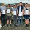 Sechs der sieben Absolventen der Berufsfachschule Metalltechnik trafen sich gemeinsam zu einer Feierstunde auf dem Schulgelände der Gewerblichen Schule.