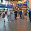 Tanzend nahmen die Absolventinnen und Absolventen Abschied von ihrer bisherigen Wirkungsstätte, der Sport-Mittelschule Gochsheim, und viele Glückwünsche begleiteten sie.