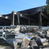 Jede Menge Brandschutt liegt vor der weitgehend abgebrannten Produktionshalle von Kräuter Mix in Abtswind.