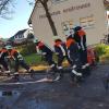 Die Weichtunger Feuerwehr soll ein neues Fahrzeug bekommen. Ob das vorhandene Feuerwehrhaus dazu vergrößert werden muss, wird jetzt ermittelt und ein Förderantrag an die Regierung gestellt. Das Bild entstand bei einer Leistungsprüfung der Wehr.