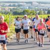 Mehrere Hundert Menschen nehmen am Freitag (19.07.24) bei hochsommerlichen Temperaturen um 30 Grad am 40. Schwanberglauf teil. Auf der Strecke von Iphofen nach Castell legen die Läuferinnen und Läufer 10,4 Kilometer und 200 Höhenmeter zurück.