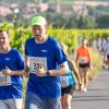 Mehrere Hundert Menschen nehmen am Freitag (19.07.24) bei hochsommerlichen Temperaturen um 30 Grad am 40. Schwanberglauf teil. Auf der Strecke von Iphofen nach Castell legen die Läuferinnen und Läufer 10,4 Kilometer und 200 Höhenmeter zurück.