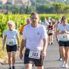 Mehrere Hundert Menschen nehmen am Freitag (19.07.24) bei hochsommerlichen Temperaturen um 30 Grad am 40. Schwanberglauf teil. Auf der Strecke von Iphofen nach Castell legen die Läuferinnen und Läufer 10,4 Kilometer und 200 Höhenmeter zurück.