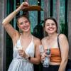 Zahlreiche Menschen besuchen am Sonntag das Wein- und Musikfest „Wein am Stein“ in Würzburg.