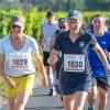 Mehrere Hundert Menschen nehmen am Freitag (19.07.24) bei hochsommerlichen Temperaturen um 30 Grad am 40. Schwanberglauf teil. Auf der Strecke von Iphofen nach Castell legen die Läuferinnen und Läufer 10,4 Kilometer und 200 Höhenmeter zurück.