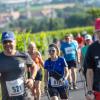 Mehrere Hundert Menschen nehmen am Freitag (19.07.24) bei hochsommerlichen Temperaturen um 30 Grad am 40. Schwanberglauf teil. Auf der Strecke von Iphofen nach Castell legen die Läuferinnen und Läufer 10,4 Kilometer und 200 Höhenmeter zurück.