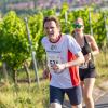 Mehrere Hundert Menschen nehmen am Freitag (19.07.24) bei hochsommerlichen Temperaturen um 30 Grad am 40. Schwanberglauf teil. Auf der Strecke von Iphofen nach Castell legen die Läuferinnen und Läufer 10,4 Kilometer und 200 Höhenmeter zurück.