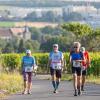 Mehrere Hundert Menschen nehmen am Freitag (19.07.24) bei hochsommerlichen Temperaturen um 30 Grad am 40. Schwanberglauf teil. Auf der Strecke von Iphofen nach Castell legen die Läuferinnen und Läufer 10,4 Kilometer und 200 Höhenmeter zurück.