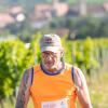 Mehrere Hundert Menschen nehmen am Freitag (19.07.24) bei hochsommerlichen Temperaturen um 30 Grad am 40. Schwanberglauf teil. Auf der Strecke von Iphofen nach Castell legen die Läuferinnen und Läufer 10,4 Kilometer und 200 Höhenmeter zurück.