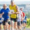Mehrere Hundert Menschen nehmen am Freitag (19.07.24) bei hochsommerlichen Temperaturen um 30 Grad am 40. Schwanberglauf teil. Auf der Strecke von Iphofen nach Castell legen die Läuferinnen und Läufer 10,4 Kilometer und 200 Höhenmeter zurück.