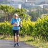 Mehrere Hundert Menschen nehmen am Freitag (19.07.24) bei hochsommerlichen Temperaturen um 30 Grad am 40. Schwanberglauf teil. Auf der Strecke von Iphofen nach Castell legen die Läuferinnen und Läufer 10,4 Kilometer und 200 Höhenmeter zurück.