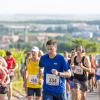 Mehrere Hundert Menschen nehmen am Freitag (19.07.24) bei hochsommerlichen Temperaturen um 30 Grad am 40. Schwanberglauf teil. Auf der Strecke von Iphofen nach Castell legen die Läuferinnen und Läufer 10,4 Kilometer und 200 Höhenmeter zurück.