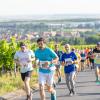 Mehrere Hundert Menschen nehmen am Freitag (19.07.24) bei hochsommerlichen Temperaturen um 30 Grad am 40. Schwanberglauf teil. Auf der Strecke von Iphofen nach Castell legen die Läuferinnen und Läufer 10,4 Kilometer und 200 Höhenmeter zurück.