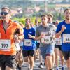 Mehrere Hundert Menschen nehmen am Freitag (19.07.24) bei hochsommerlichen Temperaturen um 30 Grad am 40. Schwanberglauf teil. Auf der Strecke von Iphofen nach Castell legen die Läuferinnen und Läufer 10,4 Kilometer und 200 Höhenmeter zurück.