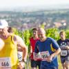 Mehrere Hundert Menschen nehmen am Freitag (19.07.24) bei hochsommerlichen Temperaturen um 30 Grad am 40. Schwanberglauf teil. Auf der Strecke von Iphofen nach Castell legen die Läuferinnen und Läufer 10,4 Kilometer und 200 Höhenmeter zurück.