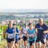 Mehrere Hundert Menschen nehmen am Freitag (19.07.24) bei hochsommerlichen Temperaturen um 30 Grad am 40. Schwanberglauf teil. Auf der Strecke von Iphofen nach Castell legen die Läuferinnen und Läufer 10,4 Kilometer und 200 Höhenmeter zurück.