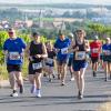 Mehrere Hundert Menschen nehmen am Freitag (19.07.24) bei hochsommerlichen Temperaturen um 30 Grad am 40. Schwanberglauf teil. Auf der Strecke von Iphofen nach Castell legen die Läuferinnen und Läufer 10,4 Kilometer und 200 Höhenmeter zurück.