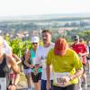 Mehrere Hundert Menschen nehmen am Freitag (19.07.24) bei hochsommerlichen Temperaturen um 30 Grad am 40. Schwanberglauf teil. Auf der Strecke von Iphofen nach Castell legen die Läuferinnen und Läufer 10,4 Kilometer und 200 Höhenmeter zurück.