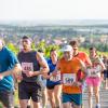 Mehrere Hundert Menschen nehmen am Freitag (19.07.24) bei hochsommerlichen Temperaturen um 30 Grad am 40. Schwanberglauf teil. Auf der Strecke von Iphofen nach Castell legen die Läuferinnen und Läufer 10,4 Kilometer und 200 Höhenmeter zurück.