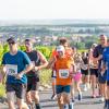 Mehrere Hundert Menschen nehmen am Freitag (19.07.24) bei hochsommerlichen Temperaturen um 30 Grad am 40. Schwanberglauf teil. Auf der Strecke von Iphofen nach Castell legen die Läuferinnen und Läufer 10,4 Kilometer und 200 Höhenmeter zurück.
