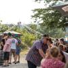 Zahlreiche Menschen besuchen am Samstag (20.07.24) das Umsonst-und-Draußen-Festival in Karlstadt. Auf dem idyllischen Platz am Saupurzel über der Stadt spielen mehrere Bands unterschiedlicher Genres auf zwei Bühnen.