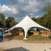 Zahlreiche Menschen besuchen am Samstag (20.07.24) das Umsonst-und-Draußen-Festival in Karlstadt. Auf dem idyllischen Platz am Saupurzel über der Stadt spielen mehrere Bands unterschiedlicher Genres auf zwei Bühnen.