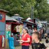 Zahlreiche Menschen besuchen am Samstag (20.07.24) das Umsonst-und-Draußen-Festival in Karlstadt. Auf dem idyllischen Platz am Saupurzel über der Stadt spielen mehrere Bands unterschiedlicher Genres auf zwei Bühnen.