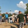 Zahlreiche Menschen besuchen am Samstag (20.07.24) das Umsonst-und-Draußen-Festival in Karlstadt. Auf dem idyllischen Platz am Saupurzel über der Stadt spielen mehrere Bands unterschiedlicher Genres auf zwei Bühnen.