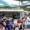 Zahlreiche Menschen besuchen am Samstag (20.07.24) das Umsonst-und-Draußen-Festival in Karlstadt. Auf dem idyllischen Platz am Saupurzel über der Stadt spielen mehrere Bands unterschiedlicher Genres auf zwei Bühnen.