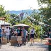 Zahlreiche Menschen besuchen am Samstag (20.07.24) das Umsonst-und-Draußen-Festival in Karlstadt. Auf dem idyllischen Platz am Saupurzel über der Stadt spielen mehrere Bands unterschiedlicher Genres auf zwei Bühnen.