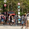 Zahlreiche Menschen besuchen am Samstag (20.07.24) das Umsonst-und-Draußen-Festival in Karlstadt. Auf dem idyllischen Platz am Saupurzel über der Stadt spielen mehrere Bands unterschiedlicher Genres auf zwei Bühnen.