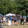 Zahlreiche Menschen besuchen am Samstag (20.07.24) das Umsonst-und-Draußen-Festival in Karlstadt. Auf dem idyllischen Platz am Saupurzel über der Stadt spielen mehrere Bands unterschiedlicher Genres auf zwei Bühnen.