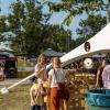 Zahlreiche Menschen besuchen am Samstag (20.07.24) das Umsonst-und-Draußen-Festival in Karlstadt. Auf dem idyllischen Platz am Saupurzel über der Stadt spielen mehrere Bands unterschiedlicher Genres auf zwei Bühnen.