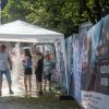 Zahlreiche Menschen besuchen am Samstag (20.07.24) das Umsonst-und-Draußen-Festival in Karlstadt. Auf dem idyllischen Platz am Saupurzel über der Stadt spielen mehrere Bands unterschiedlicher Genres auf zwei Bühnen.