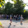 Zahlreiche Menschen besuchen am Samstag (20.07.24) das Umsonst-und-Draußen-Festival in Karlstadt. Auf dem idyllischen Platz am Saupurzel über der Stadt spielen mehrere Bands unterschiedlicher Genres auf zwei Bühnen.